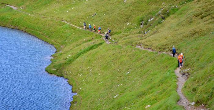 Eine Pro Natura Jugendgruppe wandert auf dem Pass Maighels (UR)